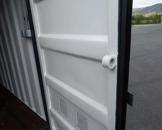 Conteneur 15 pied avec installation électrique,grilles d’aération et verrou clef – Image 10