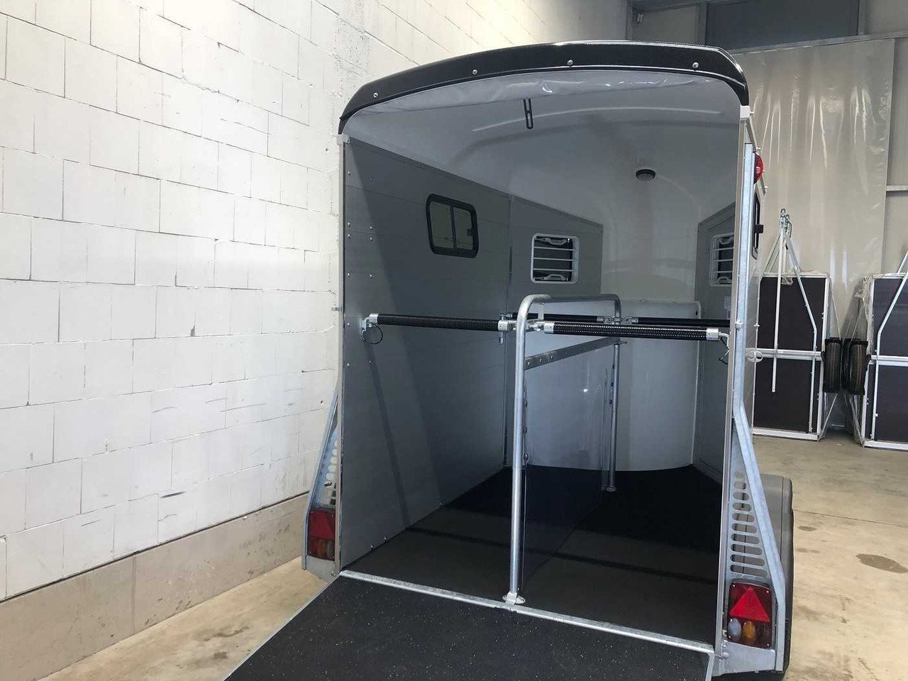 Remorque Van Chevaux Böckmann Portax silver + black avec sellerie – Image 14